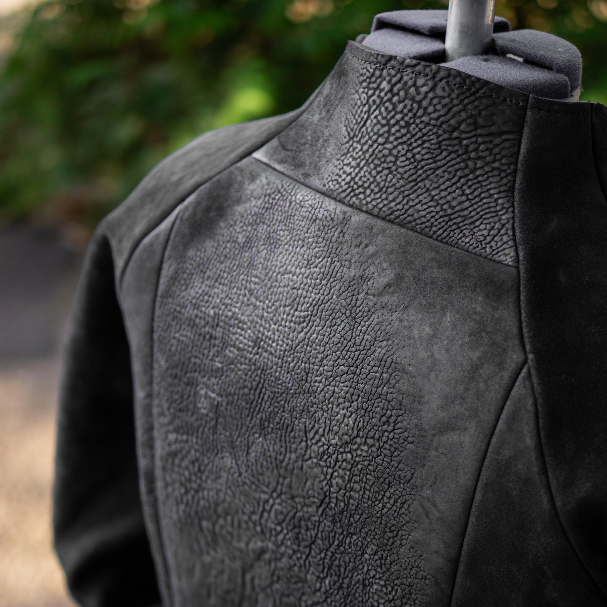J05 raglan jacket in black reverse horse culatta – EIGENGRAU.LTD