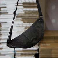 Sample B01 sling bag in black horse culatta