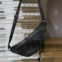 Sample B01 sling bag in black horse culatta