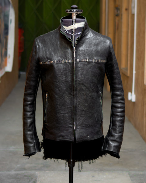 J03 black horse shoulder