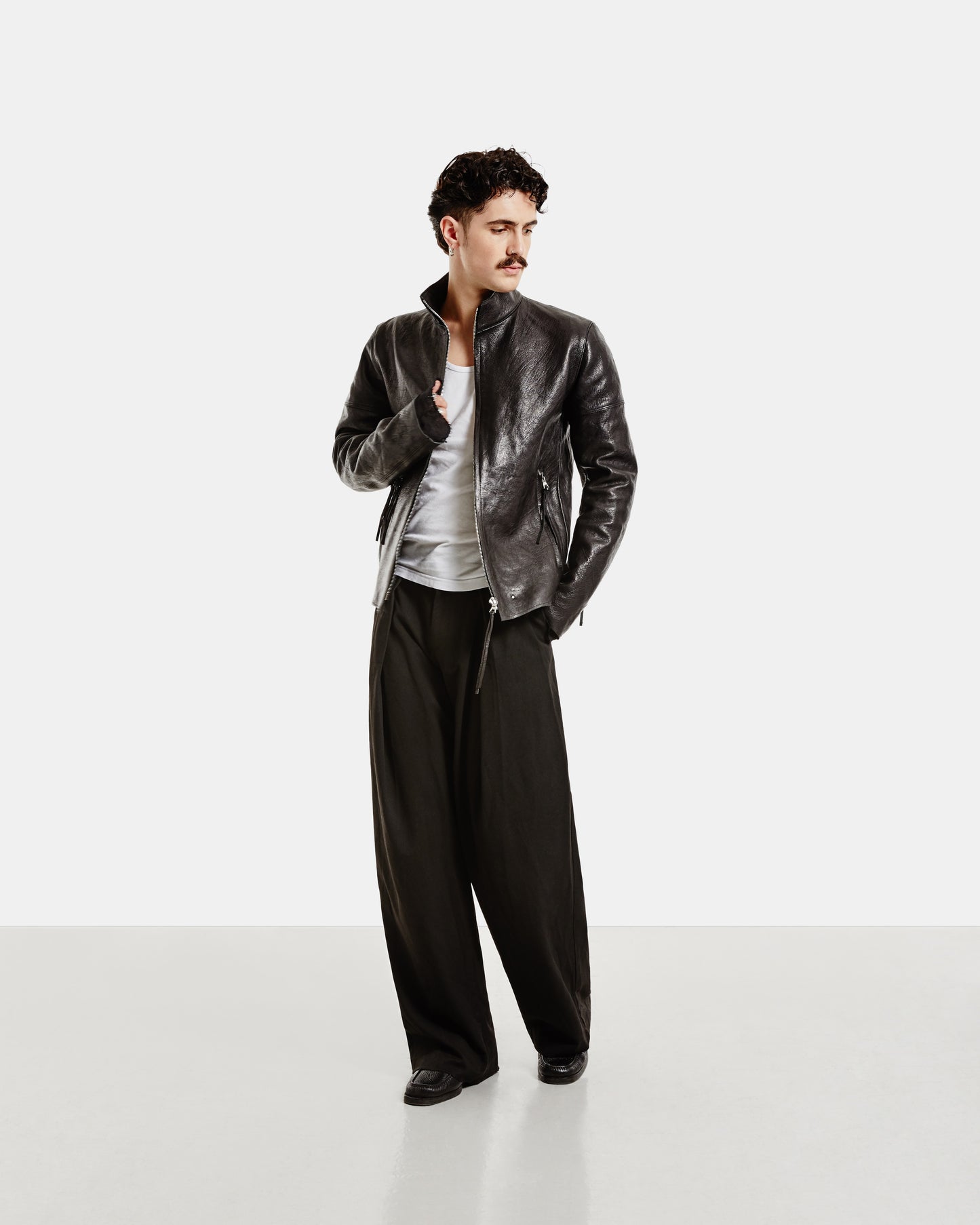 J03 Black Horse Shoulder Racer
